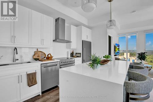 1402 - 500 Brock Avenue, Burlington, ON - Indoor Photo Showing Kitchen With Upgraded Kitchen