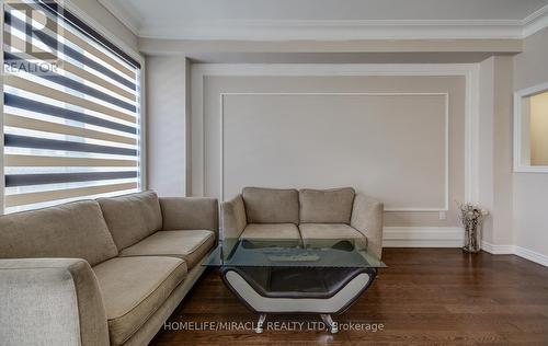 33 Morra Avenue, Caledon (Bolton East), ON - Indoor Photo Showing Living Room