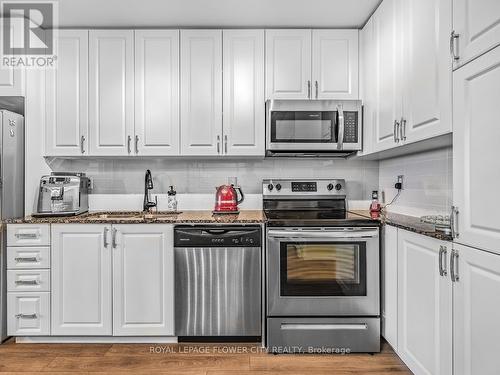 628 - 3091 Dufferin Street, Toronto (Yorkdale-Glen Park), ON - Indoor Photo Showing Kitchen With Upgraded Kitchen