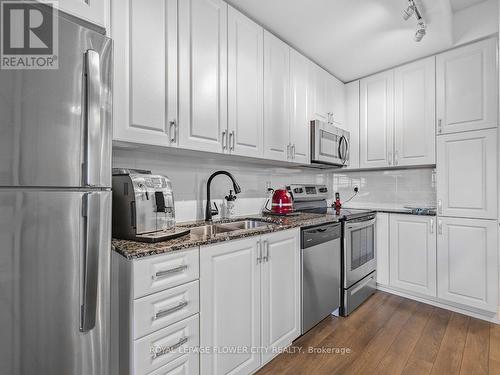 628 - 3091 Dufferin Street, Toronto (Yorkdale-Glen Park), ON - Indoor Photo Showing Kitchen With Double Sink With Upgraded Kitchen