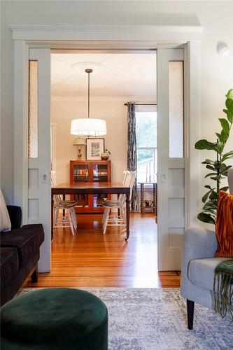 40 Gladstone Avenue, Hamilton, ON - Indoor Photo Showing Living Room