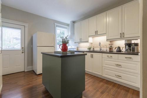 40 Gladstone Avenue, Hamilton, ON - Indoor Photo Showing Kitchen