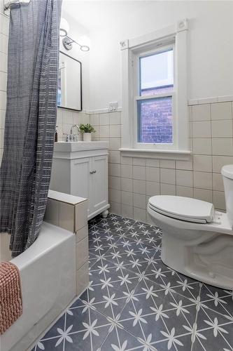 40 Gladstone Avenue, Hamilton, ON - Indoor Photo Showing Bathroom