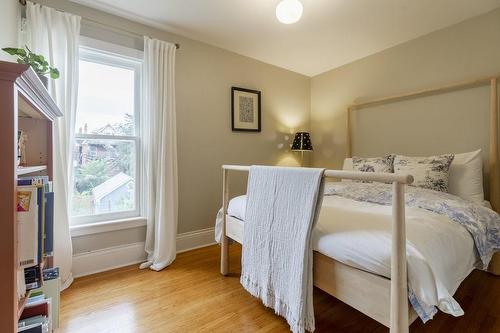 40 Gladstone Avenue, Hamilton, ON - Indoor Photo Showing Bedroom