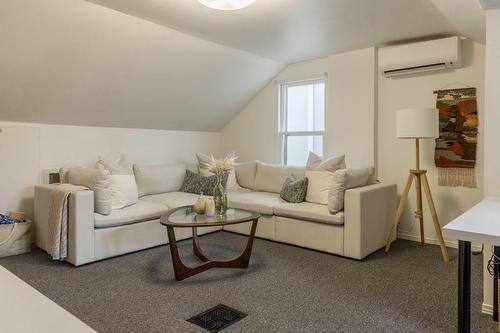 40 Gladstone Avenue, Hamilton, ON - Indoor Photo Showing Living Room