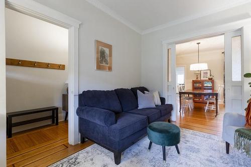 40 Gladstone Avenue, Hamilton, ON - Indoor Photo Showing Living Room