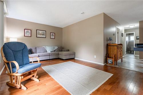 7976 Paddock Trail Drive, Niagara Falls, ON - Indoor Photo Showing Living Room