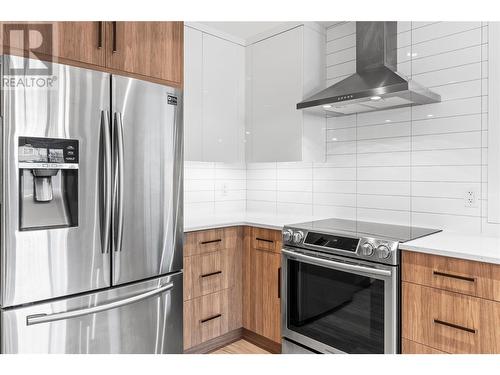 721 Cadder Avenue, Kelowna, BC - Indoor Photo Showing Kitchen With Stainless Steel Kitchen With Upgraded Kitchen