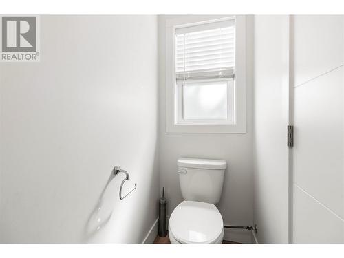 721 Cadder Avenue, Kelowna, BC - Indoor Photo Showing Bathroom