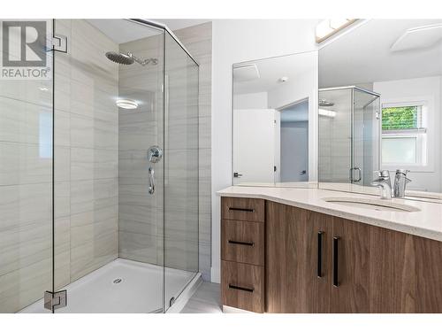 721 Cadder Avenue, Kelowna, BC - Indoor Photo Showing Bathroom