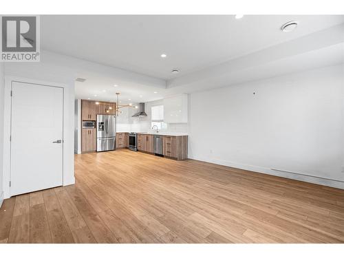 721 Cadder Avenue, Kelowna, BC - Indoor Photo Showing Kitchen