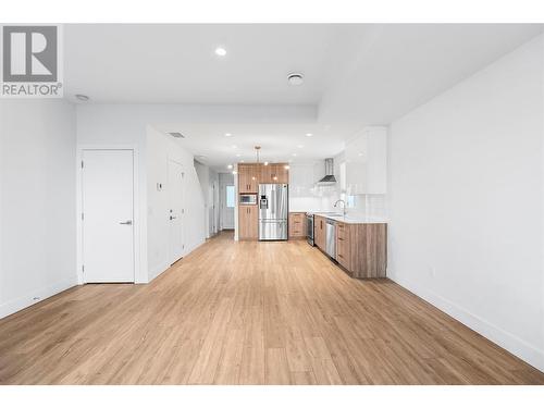 721 Cadder Avenue, Kelowna, BC - Indoor Photo Showing Kitchen