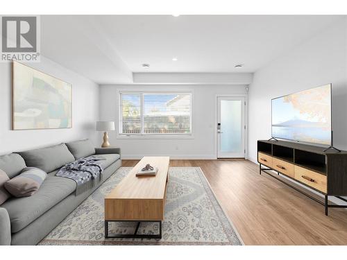 721 Cadder Avenue, Kelowna, BC - Indoor Photo Showing Living Room