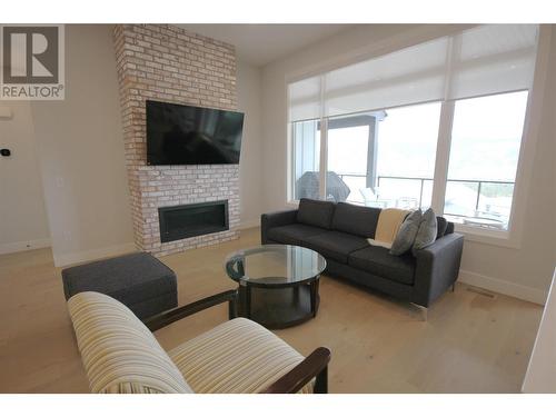 1164 Elk Street, Penticton, BC - Indoor Photo Showing Living Room With Fireplace