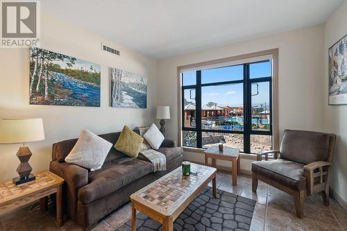 654 Cook Road Unit# 439, Kelowna, BC - Indoor Photo Showing Living Room