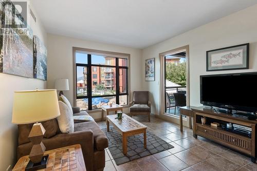 654 Cook Road Unit# 439, Kelowna, BC - Indoor Photo Showing Living Room