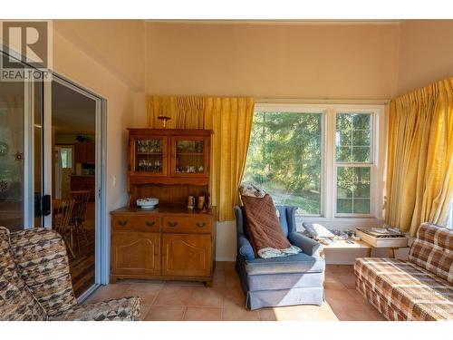 2350 Fife Road, Christina Lake, BC - Indoor Photo Showing Living Room