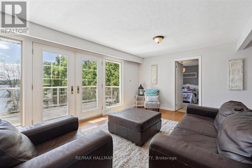 923 Skyline Road, Smith-Ennismore-Lakefield, ON - Indoor Photo Showing Living Room