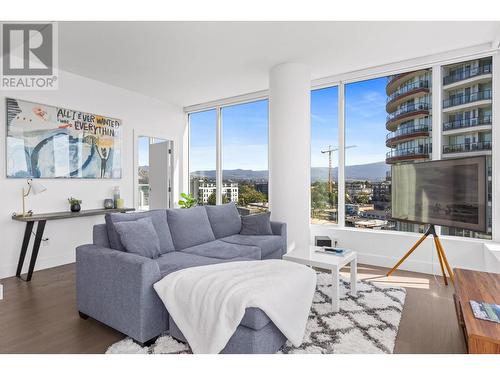 1191 Sunset Drive Unit# 704, Kelowna, BC - Indoor Photo Showing Living Room