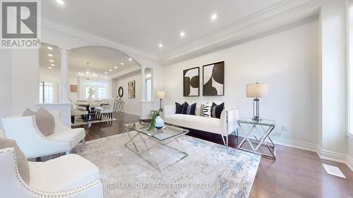 7 Sun Valley Drive, Richmond Hill, ON - Indoor Photo Showing Living Room