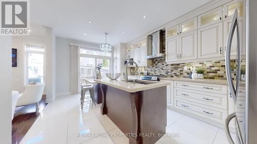 7 Sun Valley Drive, Richmond Hill, ON - Indoor Photo Showing Kitchen With Upgraded Kitchen