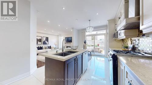 7 Sun Valley Drive, Richmond Hill (Rouge Woods), ON - Indoor Photo Showing Kitchen With Double Sink With Upgraded Kitchen