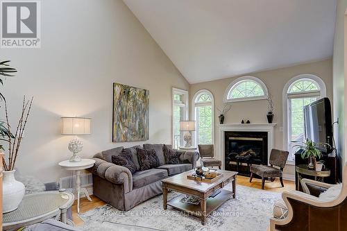 7C - 423 Crossing Bridge Place, Aurora (Aurora Estates), ON - Indoor Photo Showing Living Room With Fireplace