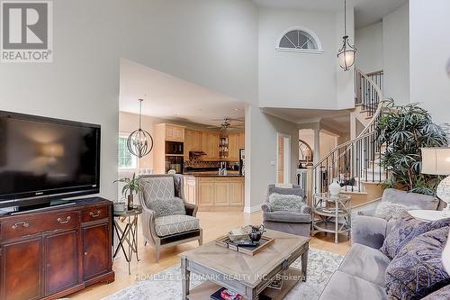 7C - 423 Crossing Bridge Place, Aurora (Aurora Estates), ON - Indoor Photo Showing Living Room