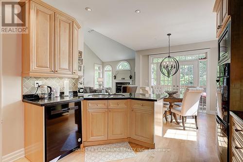 7C - 423 Crossing Bridge Place, Aurora (Aurora Estates), ON - Indoor Photo Showing Kitchen With Double Sink