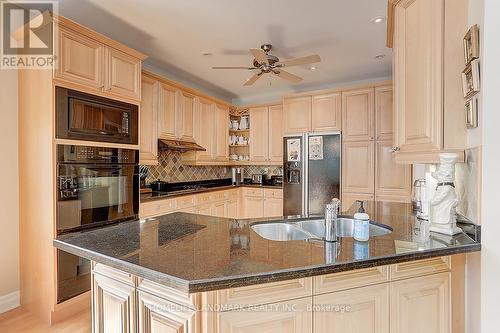 7C - 423 Crossing Bridge Place, Aurora (Aurora Estates), ON - Indoor Photo Showing Kitchen With Double Sink