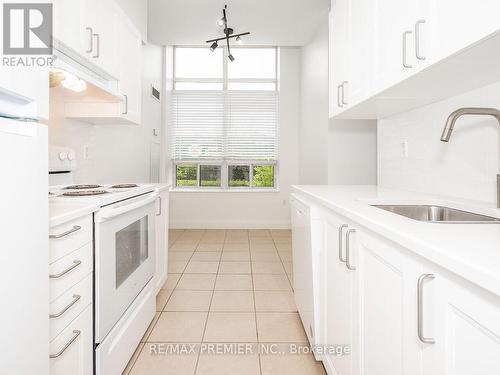 113 - 55 Strathaven Drive, Mississauga, ON - Indoor Photo Showing Kitchen