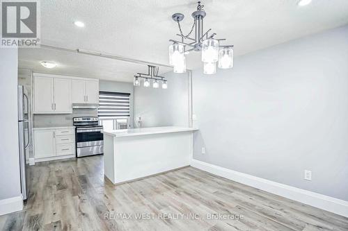 #209 - 180 Mississauga Valley Boulevard, Mississauga, ON - Indoor Photo Showing Kitchen