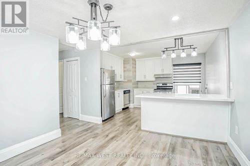 #209 - 180 Mississauga Valley Boulevard, Mississauga, ON - Indoor Photo Showing Kitchen