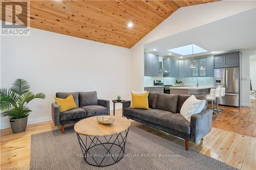 76 Macaulay Street W, Hamilton (North End), ON - Indoor Photo Showing Living Room