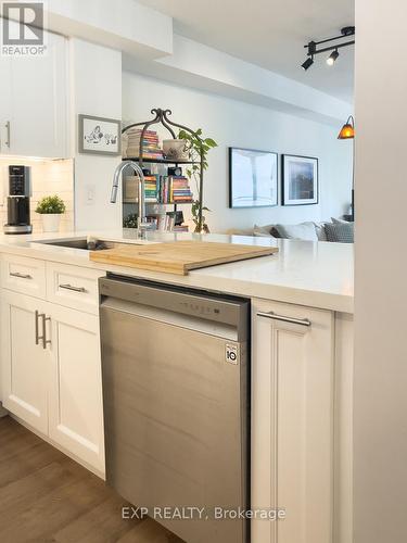 501 - 2111 Lakeshore Boulevard W, Toronto (Mimico), ON - Indoor Photo Showing Kitchen