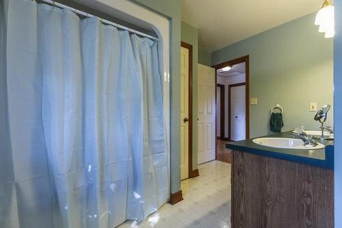 12 Ridge Point Drive, St. Catharines, ON - Indoor Photo Showing Bathroom