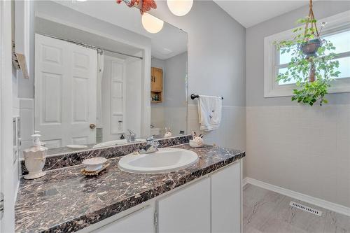 206 Kings Forest Drive, Hamilton, ON - Indoor Photo Showing Bathroom