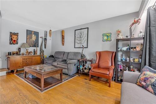 206 Kings Forest Drive, Hamilton, ON - Indoor Photo Showing Living Room