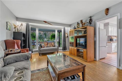 206 Kings Forest Drive, Hamilton, ON - Indoor Photo Showing Living Room