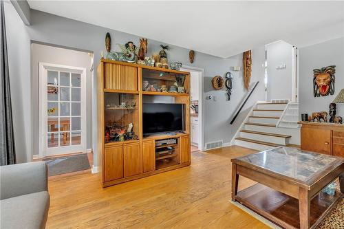 206 Kings Forest Drive, Hamilton, ON - Indoor Photo Showing Living Room