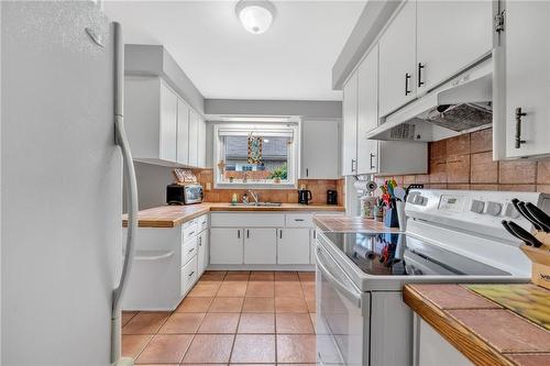 206 Kings Forest Drive, Hamilton, ON - Indoor Photo Showing Kitchen With Double Sink