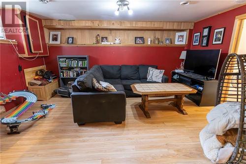 625 Anne Street, Petawawa, ON - Indoor Photo Showing Living Room