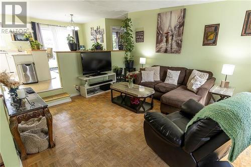 625 Anne Street, Petawawa, ON - Indoor Photo Showing Living Room