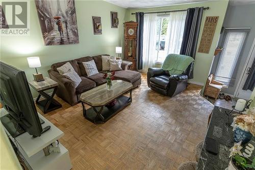 625 Anne Street, Petawawa, ON - Indoor Photo Showing Living Room