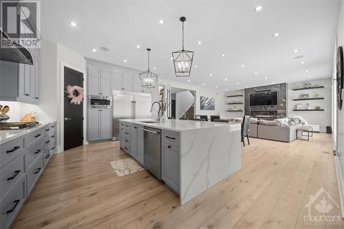 838 Rockson Crescent, Ottawa, ON - Indoor Photo Showing Kitchen With Upgraded Kitchen