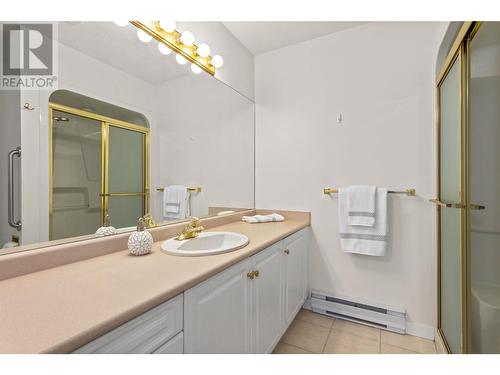 877 Klo Road Unit# 327, Kelowna, BC - Indoor Photo Showing Bathroom