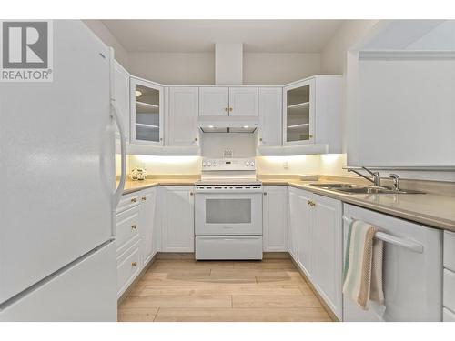 877 Klo Road Unit# 327, Kelowna, BC - Indoor Photo Showing Kitchen With Double Sink