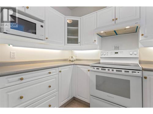 877 Klo Road Unit# 327, Kelowna, BC - Indoor Photo Showing Kitchen