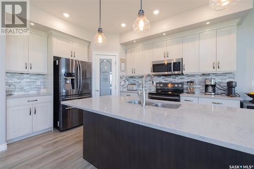 284 Cowan Crescent, Martensville, SK - Indoor Photo Showing Kitchen With Double Sink With Upgraded Kitchen