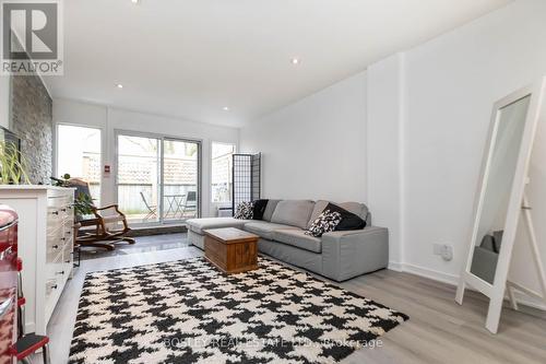 108 Seaton Street, Toronto, ON - Indoor Photo Showing Living Room